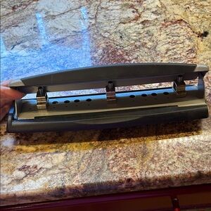 Swingline Heavy Duty Hole Puncher; Like New!